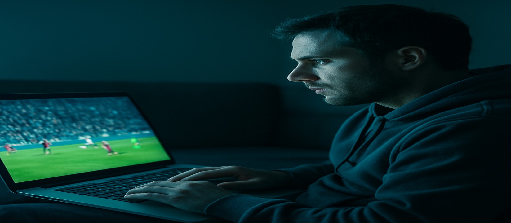 সোফায় আরাম করে বসে ল্যাপটপে গেম খেলে থাকেন একজন ব্যবহারকারী